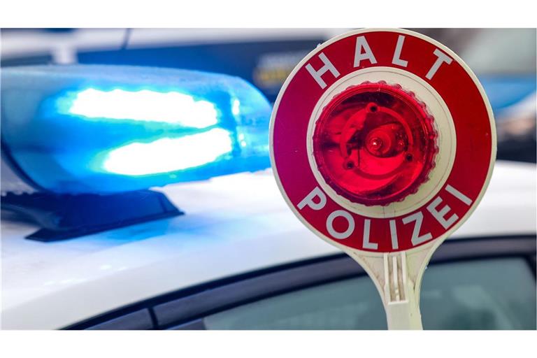 Die Polizei fahndet nach einer weiß-orangenen Crossmaschine mit einem dunkel gekleideten Fahrer.