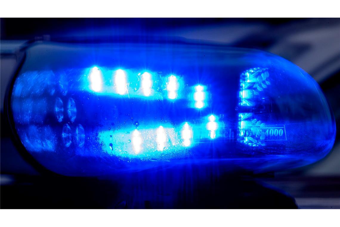 Die Polizei fand auf dem Grundstück diverse Waffen und gefährliche Gegenstände. (Symbolbild)