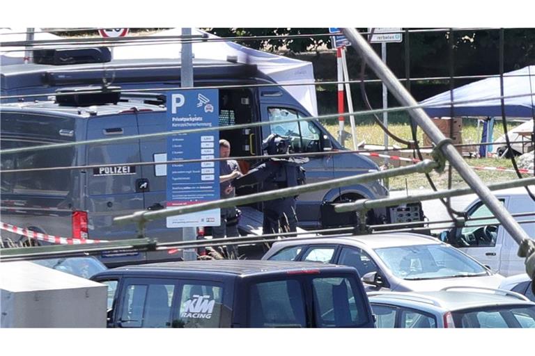 Die Polizei fand bei Durchsuchungen einen verdächtigen Gegenstand, der sich später aber als ungefährlich herausstellte.