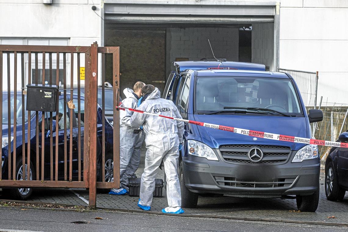 Die Polizei fand den Schwerverletzten in einer Lagerhalle eines Autohandels. Die Spurensicherung untersuchte das Gebäude.Foto: 7aktuell.de/ S. Adomat