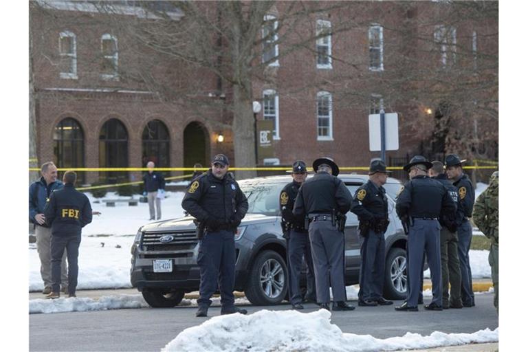 Die Polizei führt eine Untersuchung nach einer Schießerei am Bridgewater College in Bridgewater, Virginia durch. Foto: Daniel Lin/Daily News-Record via AP/dpa