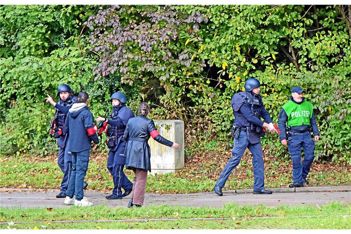 Die Polizei geleitet flüchtende Personen aus der Gefahrenzone.