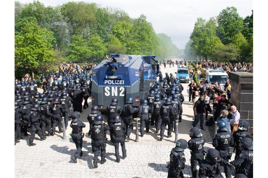 Die Polizei ging mit Wasserwerfern gegen Dresdner Fans vor. Foto: Sebastian Kahnert/dpa