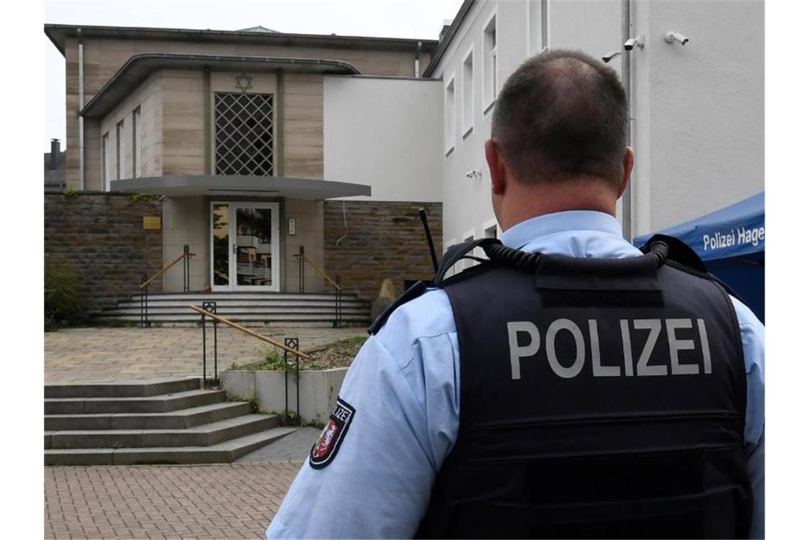 Hagener Synagoge: Verdächtiger wegen Chats in Haft Die Polizei Hagen bewacht jetzt die Synagoge. Foto: Roberto Pfeil/dpa