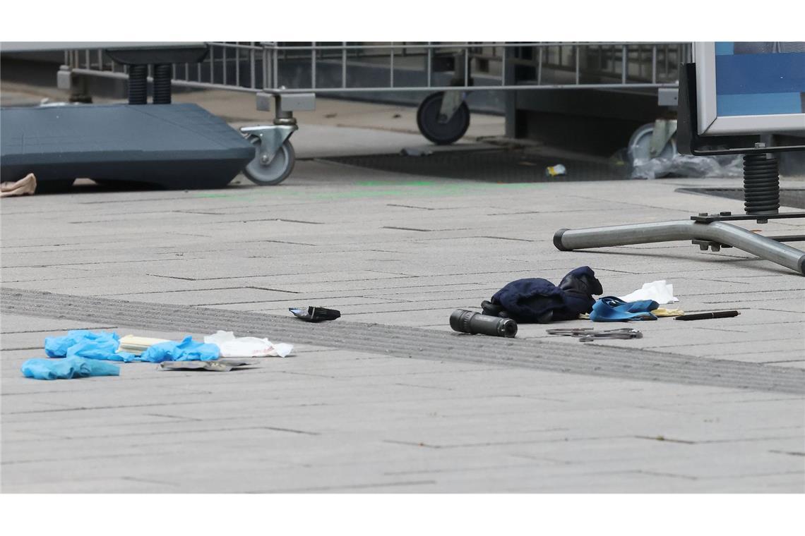Polizei schießt in Düsseldorfer Zentrum auf Mann mit Waffe Die Polizei hat auf einer belebten Einkaufsstraße in Düsseldorf einen bewaffneten Mann niedergeschossen und schwer verletzt.