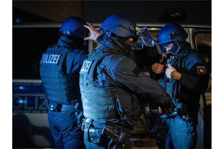 Die Polizei hat bei Razzien in mehreren Ländern gegen sogenannte „Planenschlitzer“ mehrere Verdächtige festgenommen. Foto: Lino Mirgeler/dpa