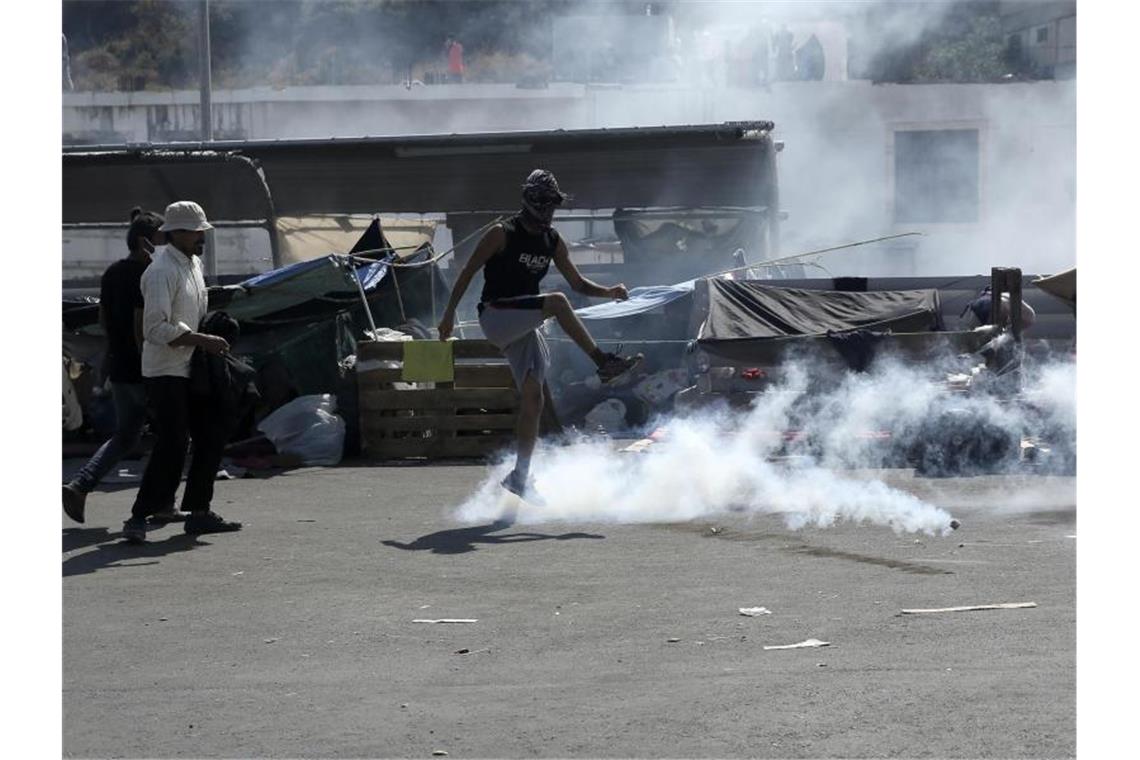 Die Polizei hat bei Zusammenstößen mit nahe der Inselhauptstadt Mytilini Tränengas eingesetzt. Foto: John Liakos/InTime News/AP/dpa