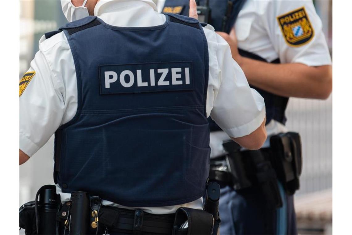 Die Polizei hat Bereiche um den Tatort gesperrt. Foto: Nicolas Armer/dpa