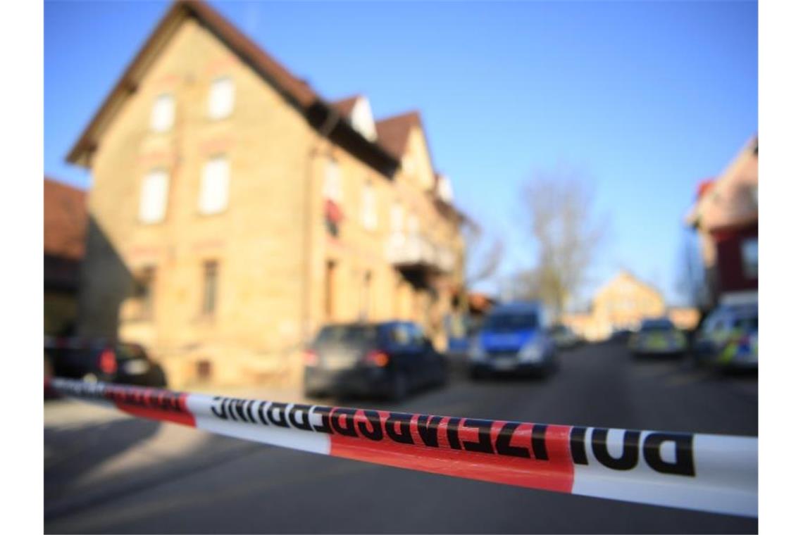 Zwei Verbrechen mit sieben Toten - Suche nach Motiven Die Polizei hat das Gebiet um den Tatort weitläufig abgesperrt. Foto: Sebastian Gollnow/dpa