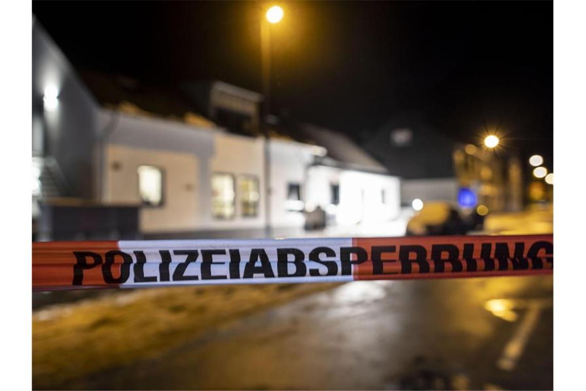Bluttat mit fünf Toten: Vater tötet Familie und sich selbst Die Polizei hat das Gelände nach einem Wohnhausbrand im Bergischen Land abgesperrt. Foto: Christoph Reichwein/dpa