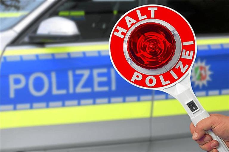 Die Polizei hat den Autofahrer in der Schorndorfer Schulstraße kontrolliert. Symbolbild: Gerhard Seybert / Adobe Stock