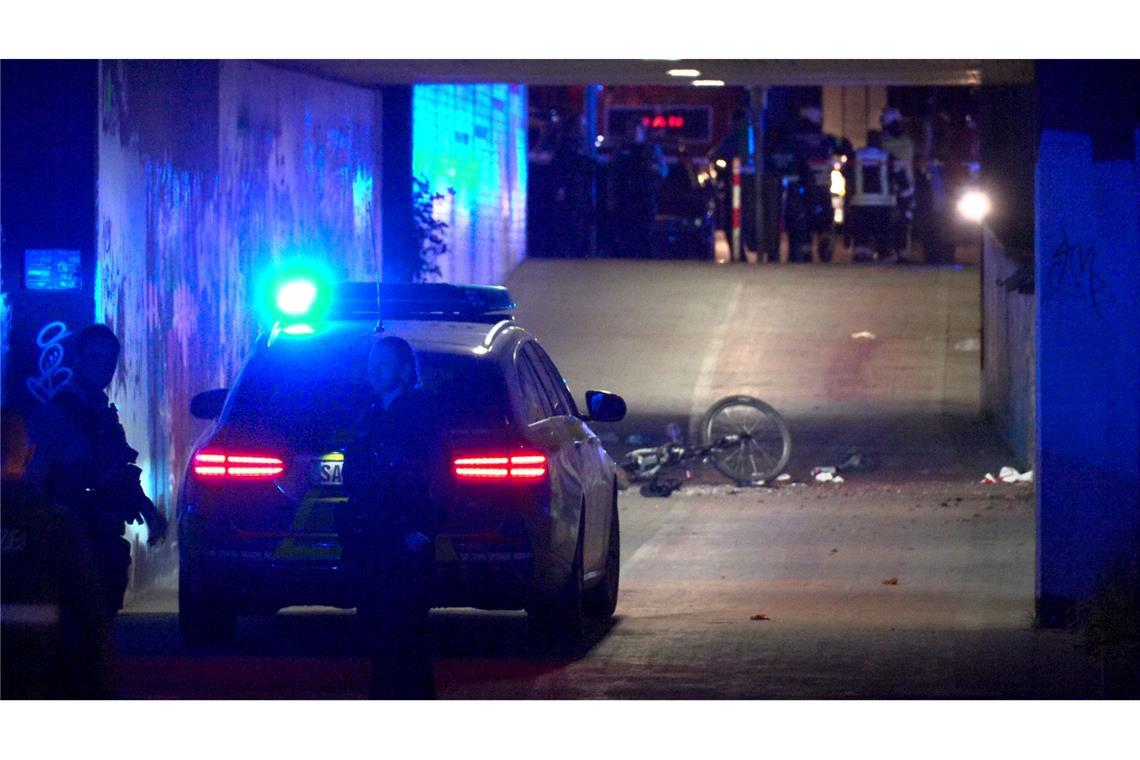 Die Polizei hat den Ort der Explosion abgesperrt.