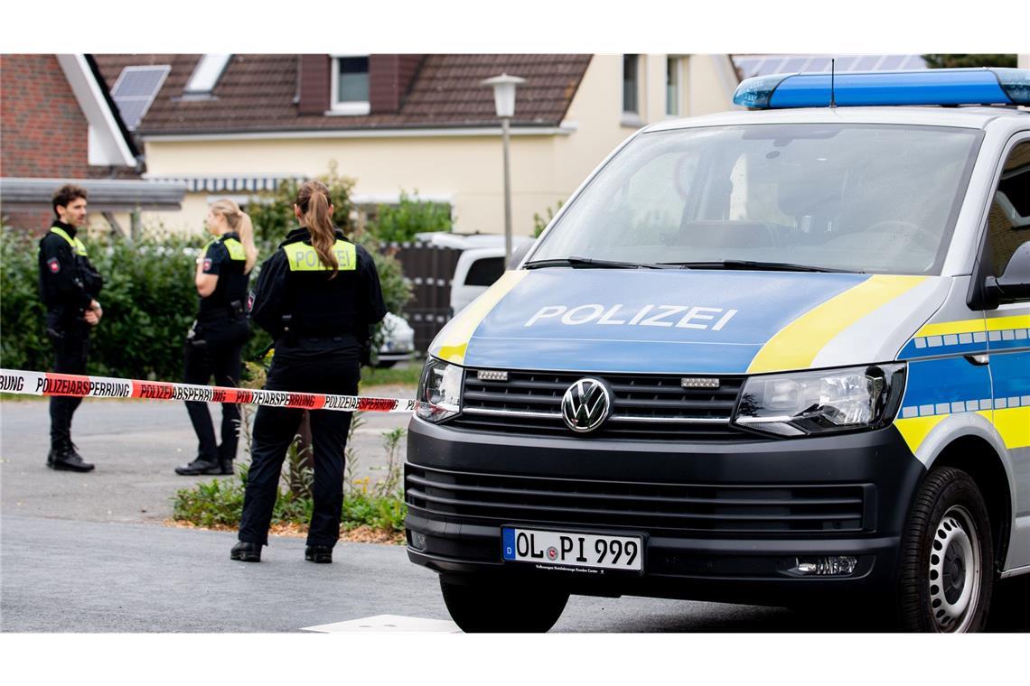 Mann erschießt wohl seine Frau und Kinder Die Polizei hat den Tatort großflächig abgesperrt.