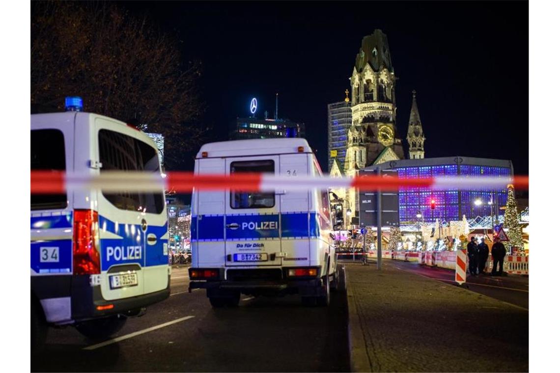 Weihnachtsmarkt-Räumung: Verdächtige aus Salafisten-Szene Die Polizei hat den Weihnachtsmarkt an der Berliner Gedächtniskirche geräumt. Foto: Gregor Fischer/dpa