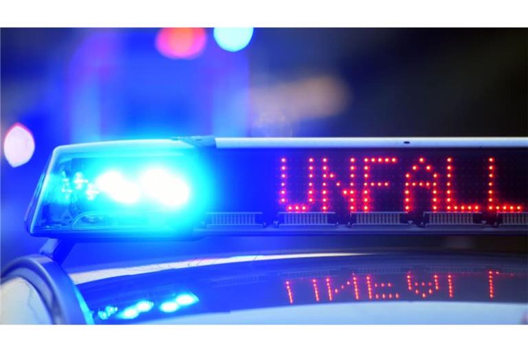 Die Polizei hat die Bundesstraße 2 in Bayern nach einem tödlichem Unfall komplett gesperrt.