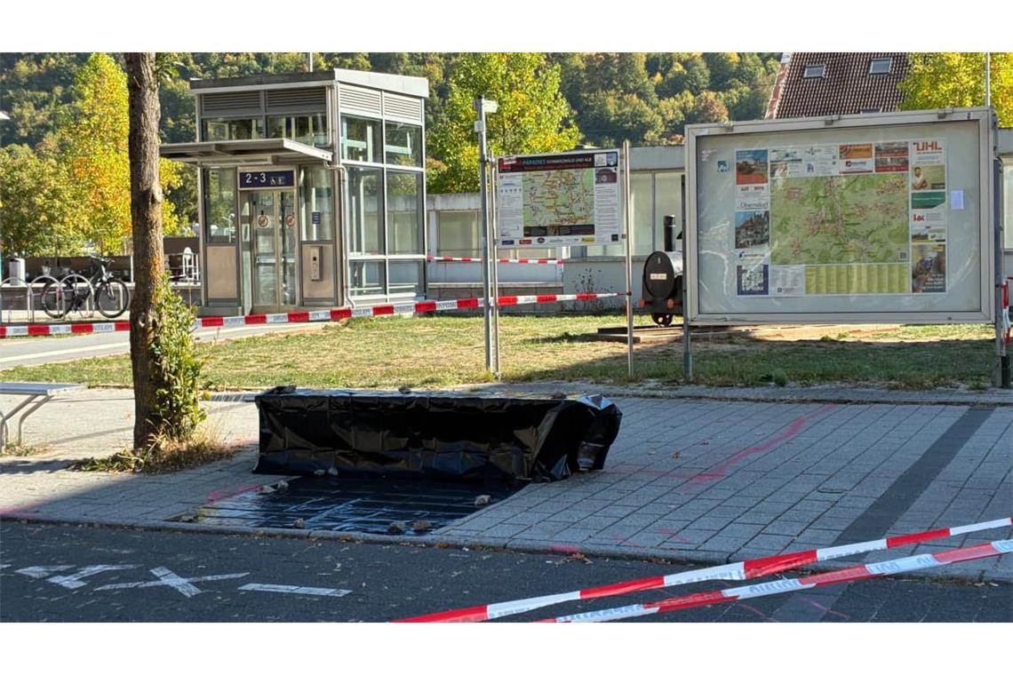 Die Polizei hat die Sitzbank am Oberndorfer Bahnhof ebenso wie den Bereich davor mit einer Plane abgedeckt und den Bereich weiträumig abgesperrt.