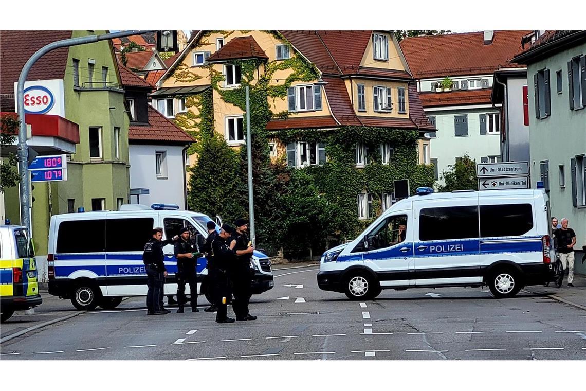 Polizei zieht positive Bilanz nach Palmer-Frohnmaier-Gespräch Die Polizei hat die Straße vor der Halle für den Verkehr gesperrt.