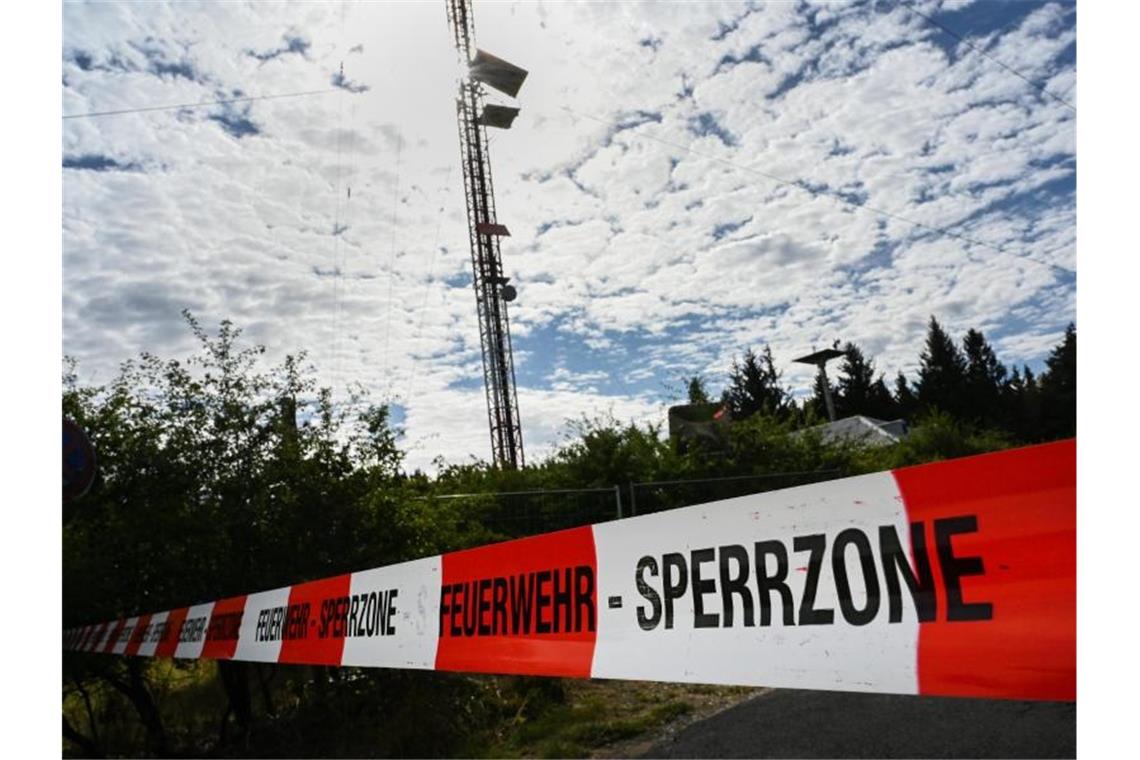 Drei Tote bei Absturz von Wartungsgondel an Sendemast Die Polizei hat die Unglücksstelle weiträmig abgesperrt. Foto: Uwe Zucchi