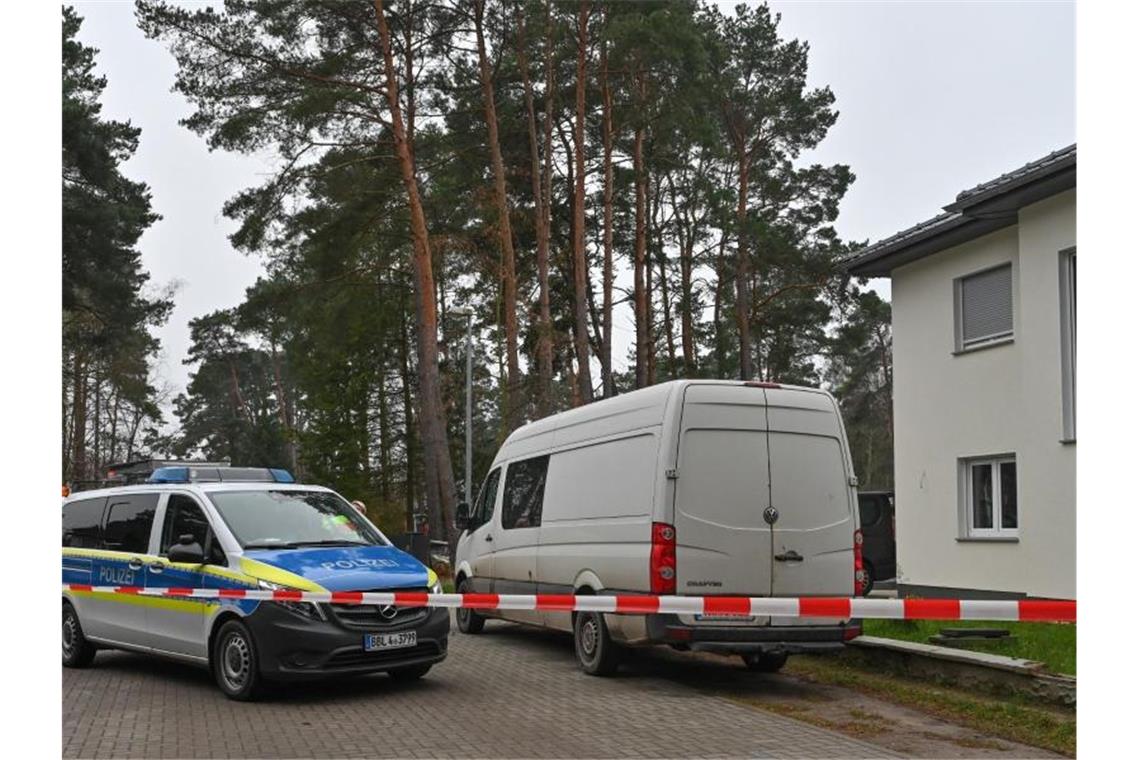 Die Polizei hat ein Einfamilienhaus in Königs Wusterhausen abgesperrt. Foto: Patrick Pleul/dpa-Zentralbild/dpa