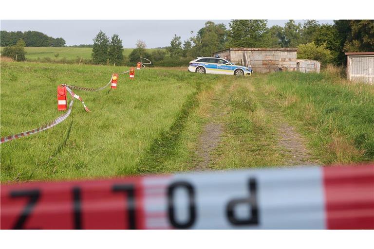 Die Polizei hat ein Gebiet nach dem Fund einer Leiche abgesperrt.