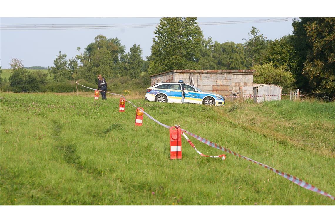 Die Polizei hat ein Gebiet nach dem Fund einer Leiche abgesperrt.