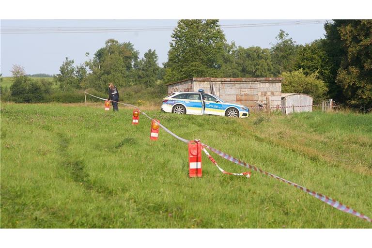 Die Polizei hat ein Gebiet nach dem Fund einer Leiche abgesperrt.