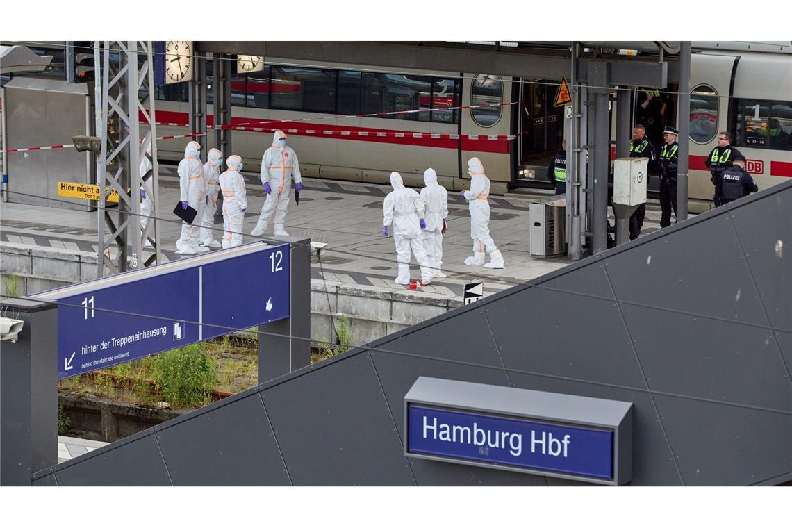 Messerangriff am Hauptbahnhof - 17 Menschen verletzt Die Polizei hat eine Frau unter Tatverdacht festgenommen.