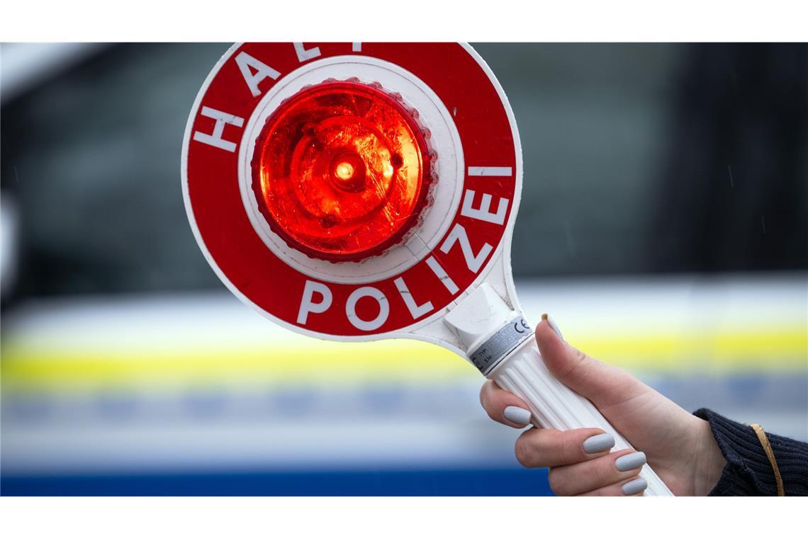 Mehr als acht Jahre ohne Tüv unterwegs Die Polizei hat einen Autofahrer angehalten.