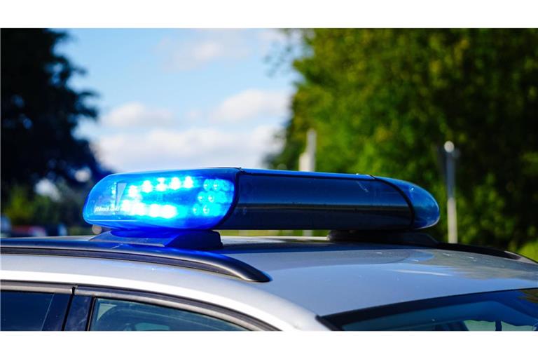 Die Polizei hat einen Mann festgenommen, der mit einem Metallpfosten eine Frau verletzt haben soll (Symbolfoto).