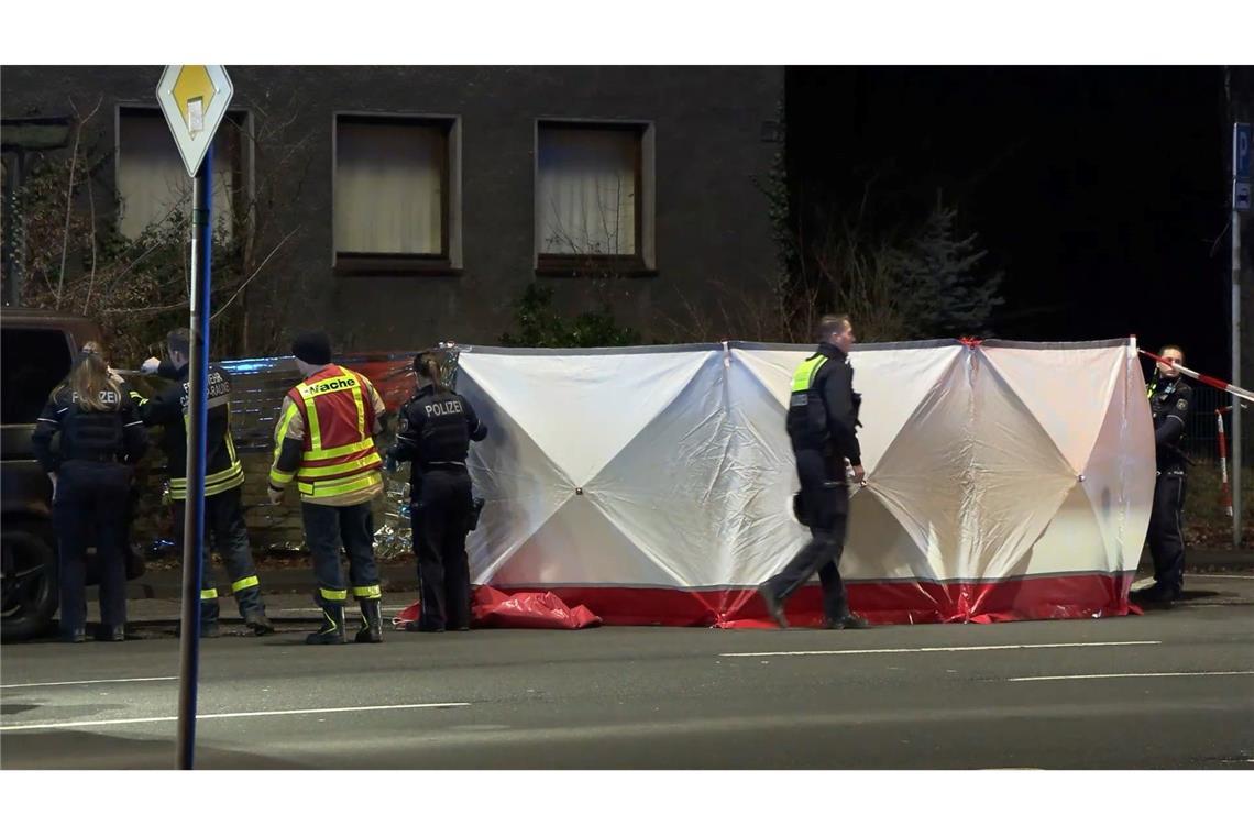 Die Polizei hat einen Sichtschutz aufgebaut.