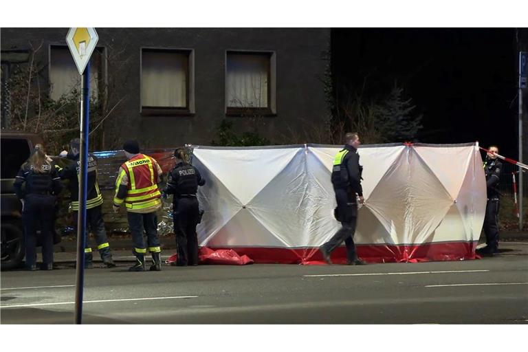 Die Polizei hat einen Sichtschutz aufgebaut.