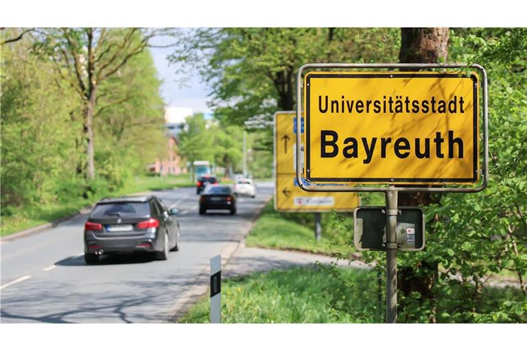 Die Polizei hat im bayerischen Bayreuth zwei Männer festgenommen, die für Russland spioniert und mögliche Anschlagsziele in Deutschland ausgekundschaftet haben sollen.