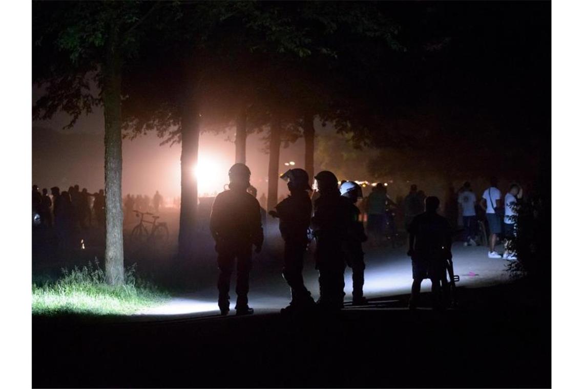 Brütende Hitze in Deutschland - Zum Wochenstart Abkühlung Die Polizei hat im Hamburger Stadtpark eine Party mit rund 4000 Menschen aufgelöst. Foto: Jonas Walzberg/dpa