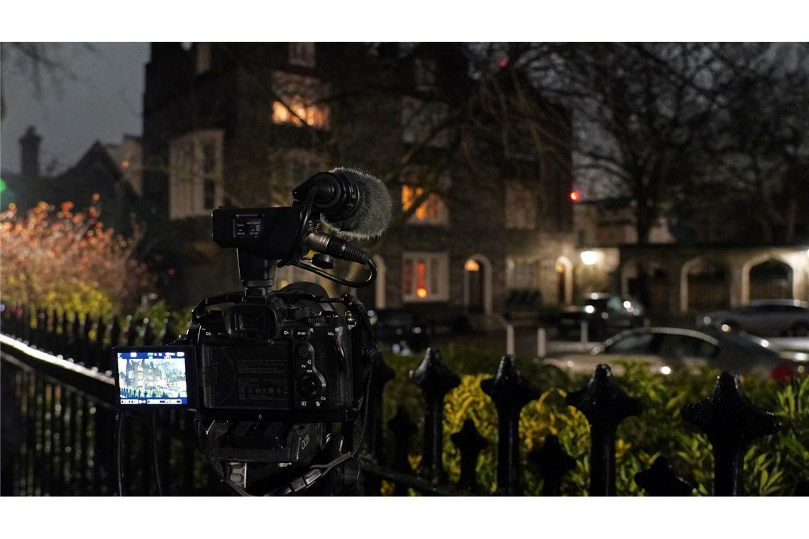 Die Polizei hat Mandelson im Zusammenhang mit seinen Beziehungen zu Epstein verhaftet.