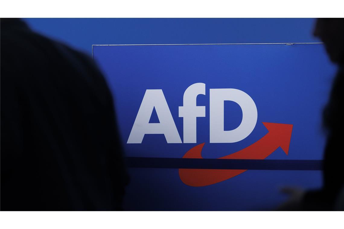 Die Polizei hat nach Angaben eines Sprechers Ermittlungen wegen gefährlicher Körperverletzung, Beleidigung und Nötigung gegen den Kommunalpolitiker eingeleitet.