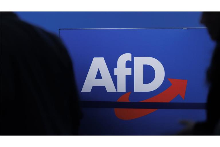 Die Polizei hat nach Angaben eines Sprechers Ermittlungen wegen gefährlicher Körperverletzung, Beleidigung und Nötigung gegen den Kommunalpolitiker eingeleitet.