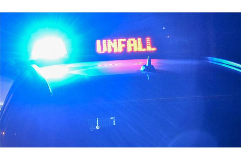 Die Polizei hat nach einem Unfall die A6 bei Sinsheim in Richtung Heilbronn gesperrt (Archivbild).