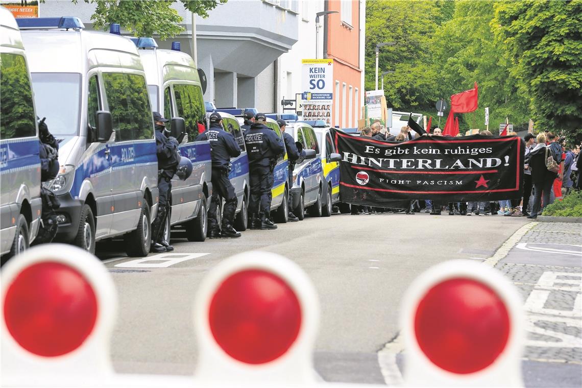 Die Polizei hat sich für einen Großeinsatz gerüstet. Die Kundgebung der Anhänger der Antifaschistischen Linken Rems-Murr verlief aber ruhig. Foto: A. Becher