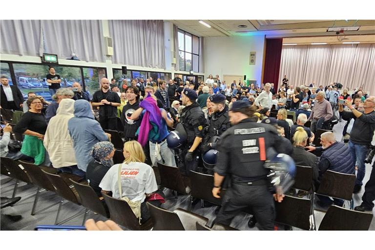 Die Polizei hat Störer aus dem Saal geführt.
