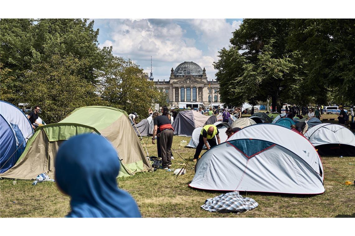 Die Polizei hatte wegen Lärmbelästigung einen Umzug angeordnet, nun darf das Camp zurückkehren.