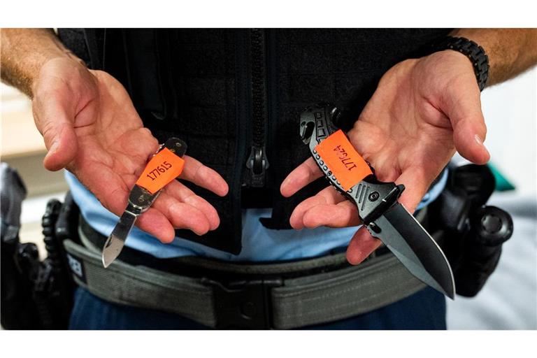 Die Polizei in Baden-Württemberg hat seit Einführung des Waffenverbots 82 Verstöße im Nahverkehr festgestellt (Symbolfoto).