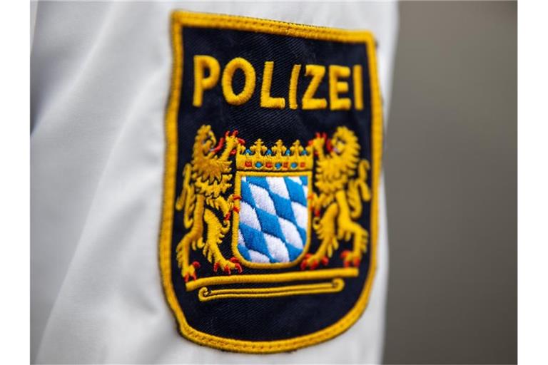 Die Polizei in Bayern pflegt eine Datenbank mit Personalien von Fußballfans und wird deswegen kritisiert. Foto: Daniel Karmann/dpa