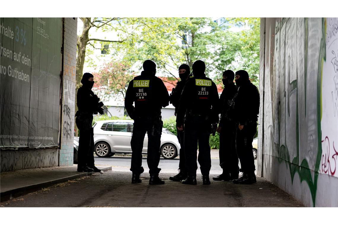 Die Polizei in Berlin durchsucht zahlreiche Wohnungen und nimmt Verdächtige fest wegen Erpressung, illegalen Waffenbesitzes und Bandenkriminalität.