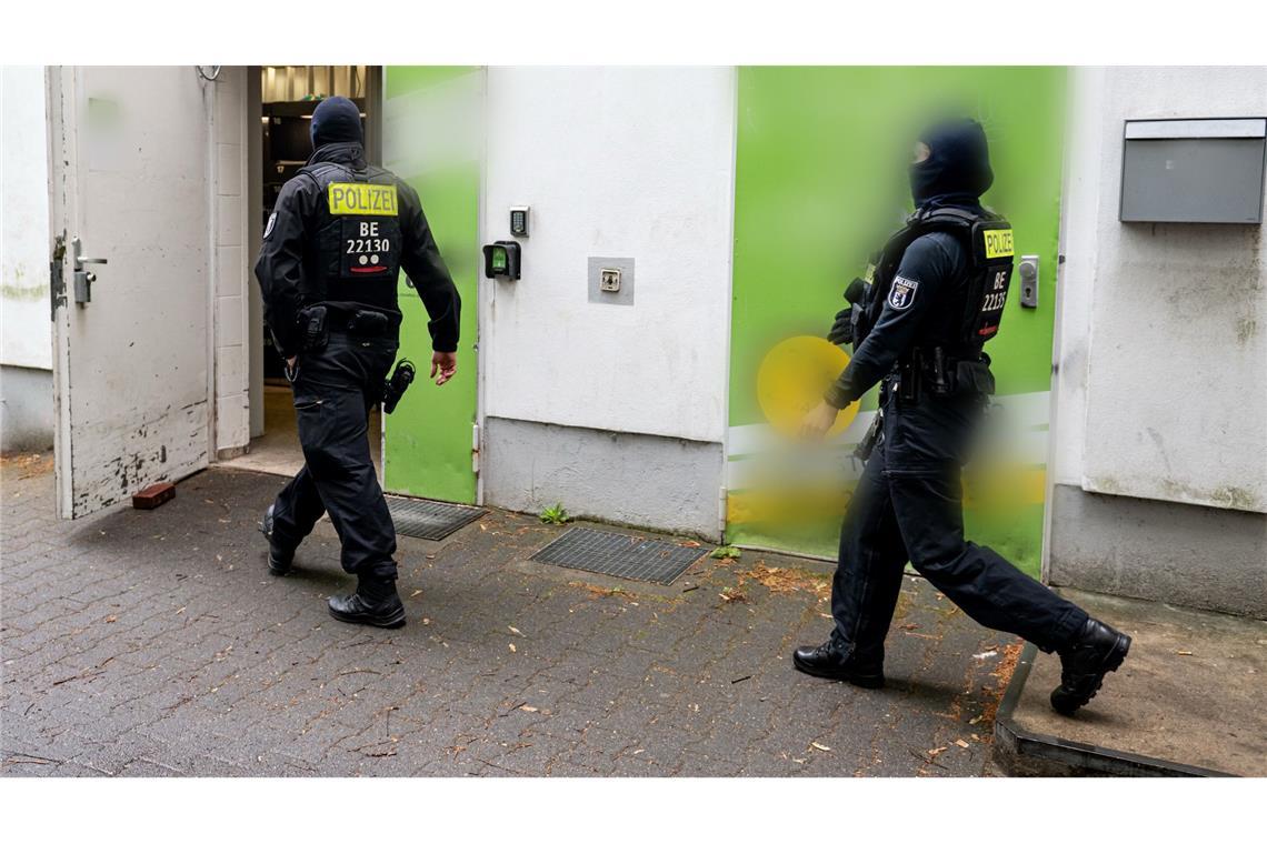 Die Polizei in Berlin geht mit einer großen Razzia gegen illegalen Waffenbesitz, Erpressung und Bandenkriminalität vor.