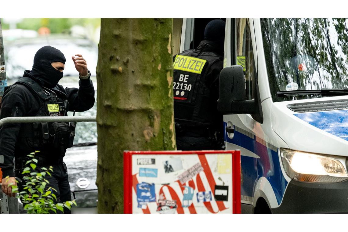 Die Polizei in Berlin geht mit einer Razzia gegen illegalen Waffenbesitz und Bandenkriminalität vor.
