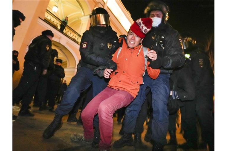 Die Polizei in St. Petersburg nimmt einen Demonstranten während einer Aktion gegen Russlands Invasion in die Ukraine fest. Foto: Dmitri Lovetsky/AP/dpa