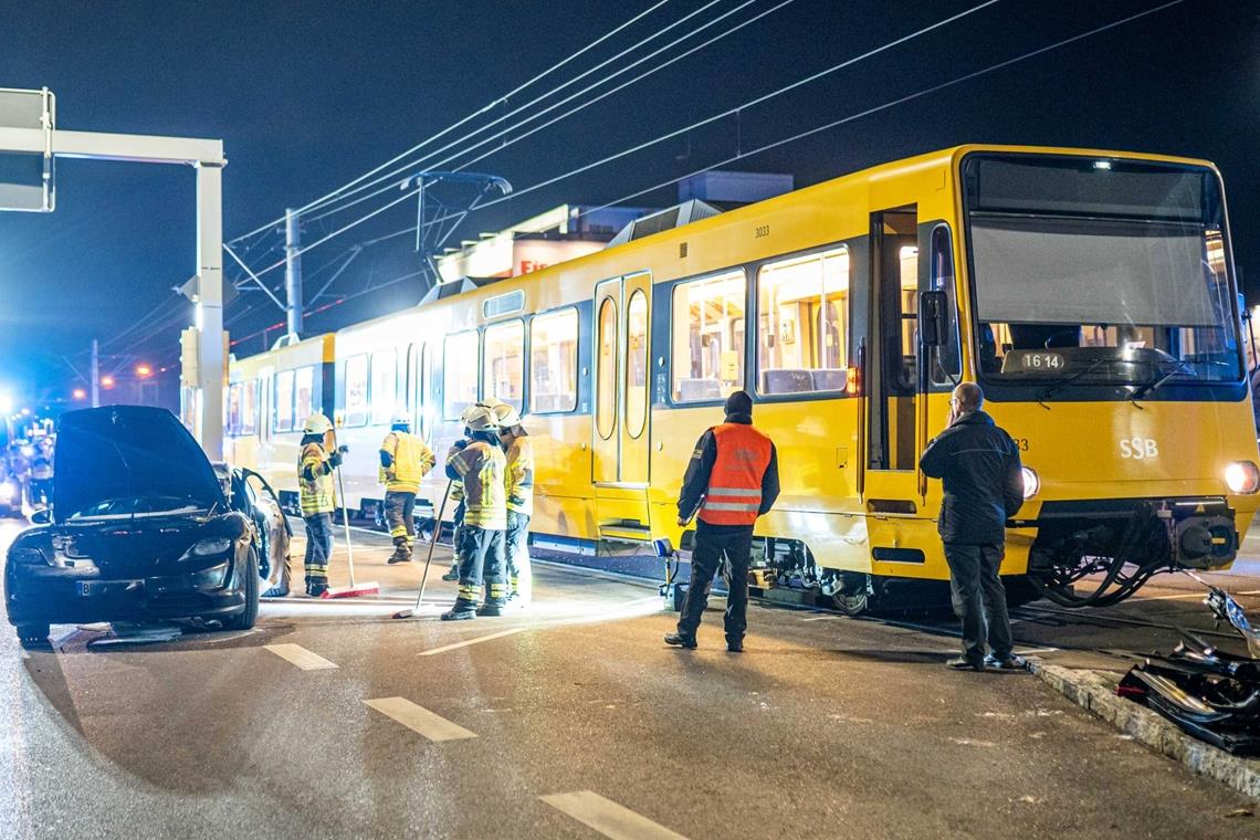 Update – Kollision zwischen Stadtbahn und Auto in Fellbach Die Polizei ist am Freitagabend zu einem Unfall in Fellbach gerufen worden, in den eine Stadtbahn und ein Porsche verwickelt waren. Foto: 7aktuell/Simon Adomat