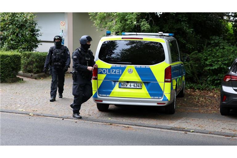 Die Polizei ist am frühen Morgen in Leverkusen im Einsatz.