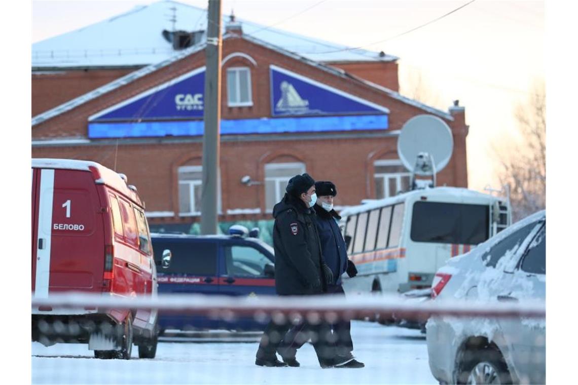 Die Polizei ist am Kohlebergwerk „Listwjaschnaja“ im Einsatz. Foto: Maxim Kiselev/TASS/dpa