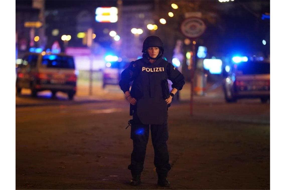 Islamistischer Anschlag erschüttert Wien Die Polizei ist am Schwedenplatz in Wien im Einsatz. Foto: Georg Hochmuth/APA/dpa